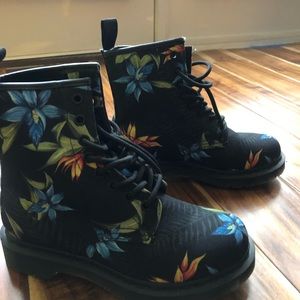 NWOT Hawaiian Canvas Doc Marten Boots